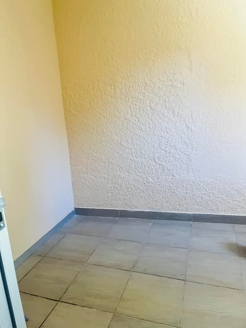 Room for beauty treatments available for rent  in Linmeyer
