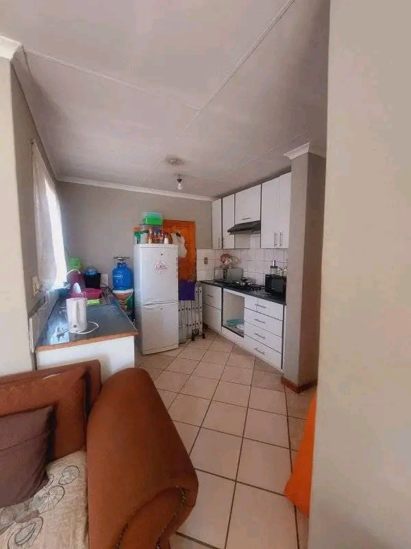 Spacious 1 bedroom cottage. kitchen with kitc  in Birch Acres
