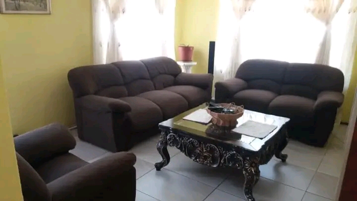 3 bed 1 bath house for rent r5200(neg). conta  in Soweto