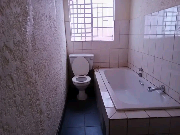 House to let next to troyeville primary schoo  in Troyeville