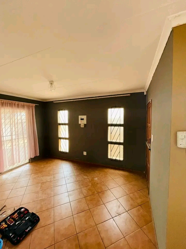 3 bedroom house with fittings,open plan kitch  in Birch Acres
