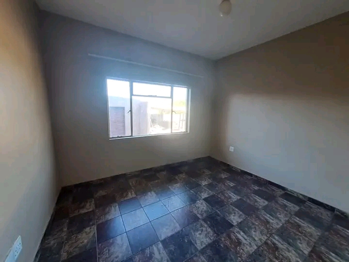 Neat and modern 2 bed ground unit in mondeor   in Mondeor