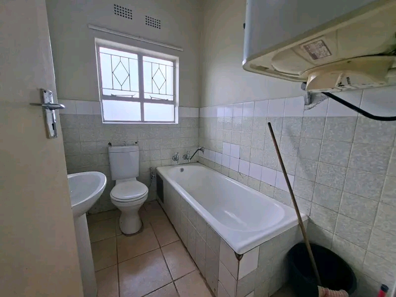 Jhb cbd 
vale court 
2nd floor newly renova  in Betrams