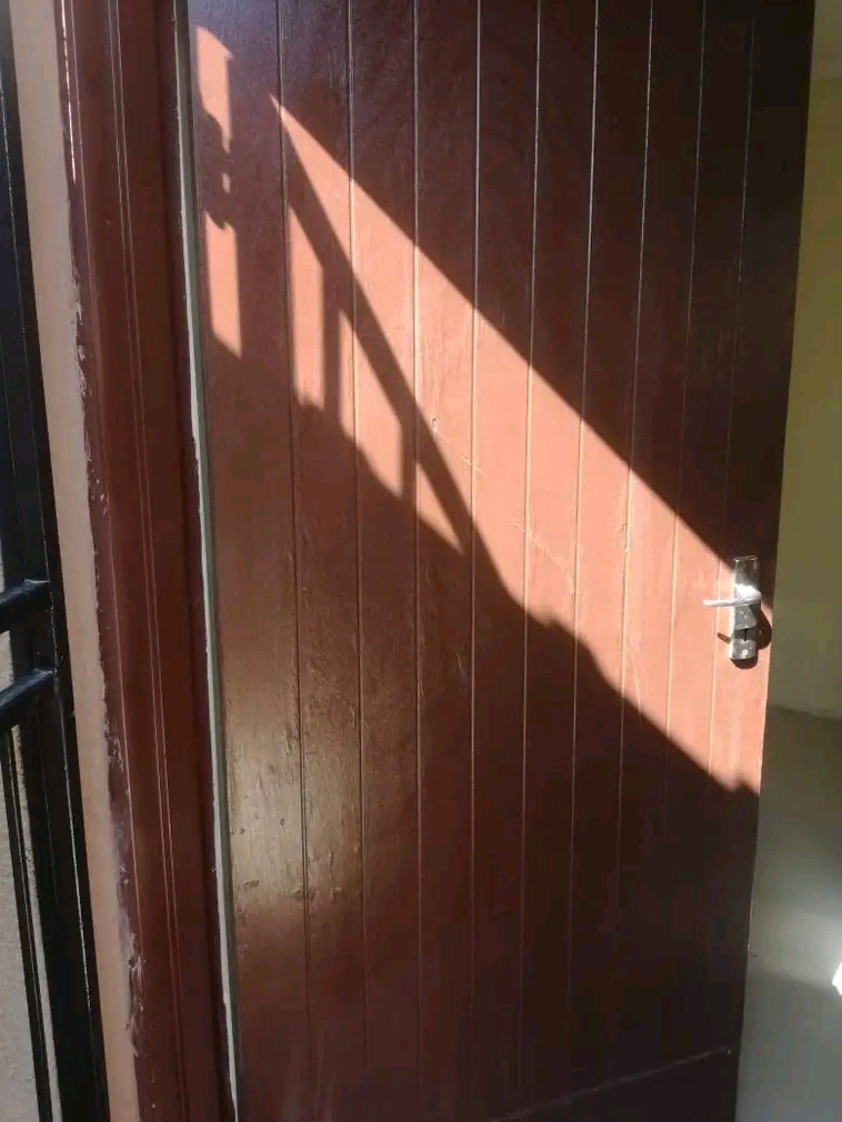Room available in ext 3 rent 1600 nxt to pick  in Dobsonville