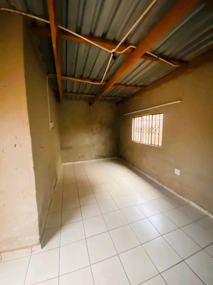 Room and garage available for rental.
phase   in Braamfischer