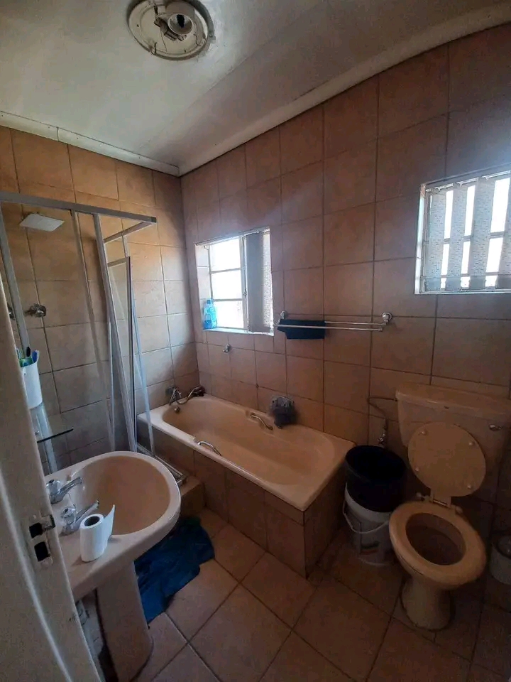 3 bedroom with 1 bathroom house to let in  eu  in Germiston