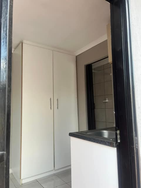 Bachelor room to let for r2600 per month excl  in Olievenhoutbosch
