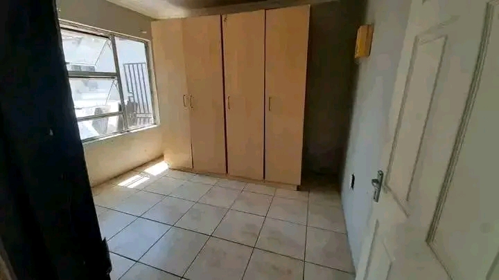 2 bedroom house -with 5 outside rooms -to ren  in Ebony Park