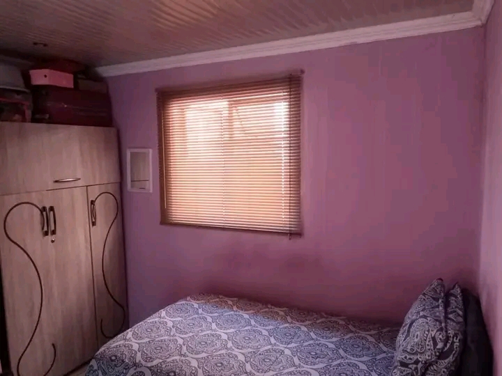 Upstairs room will be available as of the 1st  in Alexandra