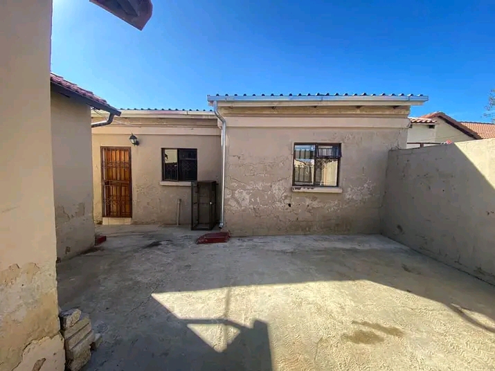 One fitted  bedroom  cottage, comes with  fit  in Birch Acres
