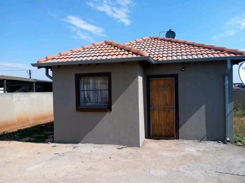 House available to rent 
available for immed  in Dawn Park