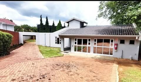 This freestanding house is fully fitted and f  in Randpark Ridge
