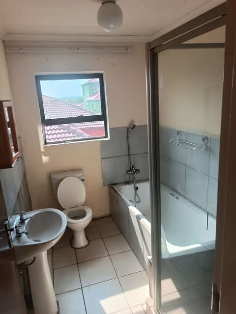 Room available for occupation in ext 27  on i  in Clayville
