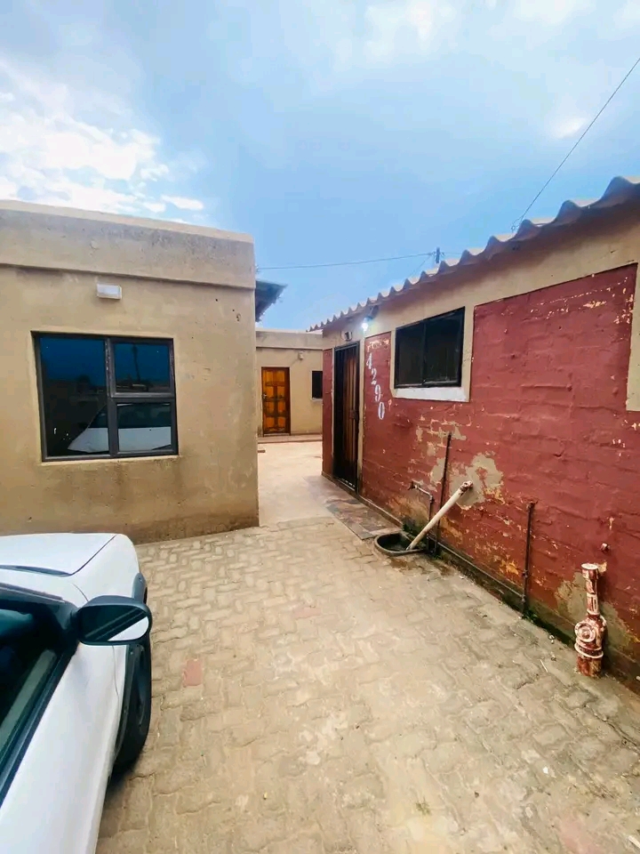 Room and garage available for rental.
phase   in Braamfischer