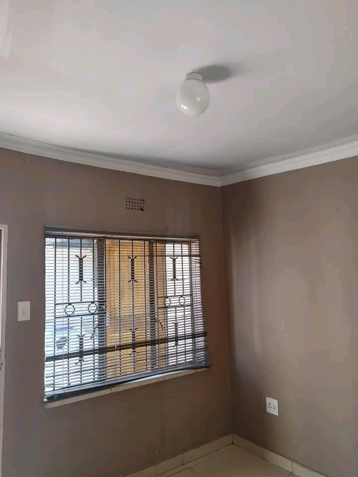 A beautiful spacious room with an outside sho  in Pimville