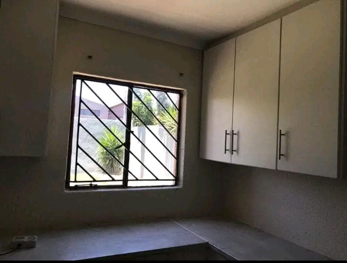 3bedrooms 2bathrooms
6500 rent 
r6500 depos  in Birch Acres