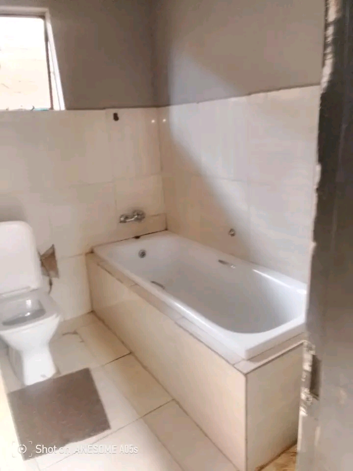 Garage with shared bathroom available in phas  in Braamfischer