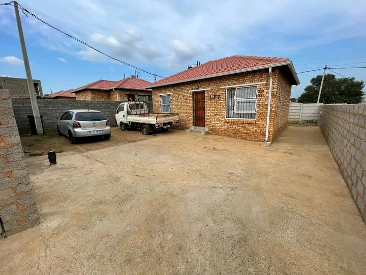 House to rent bond houses next to freedom par  in Freedom Park