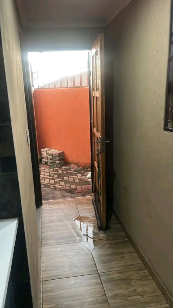 Bachelor unit for rent in eastfield ext 16
  in Vosloorus
