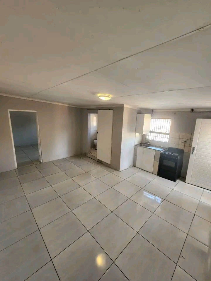 Room to rent 3500 and 500 water and light  av  in Johannesburg