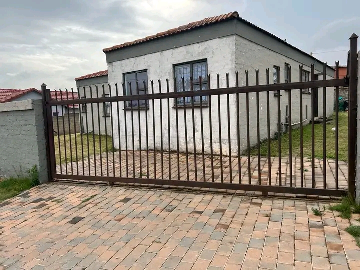 One bachelor room available for r2500  next t  in Olievenhoutbosch