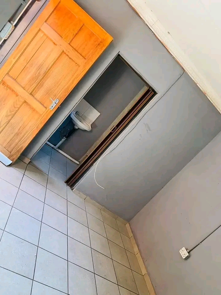 Room to rent at eastfield with an en-suite 20  in Vosloorus