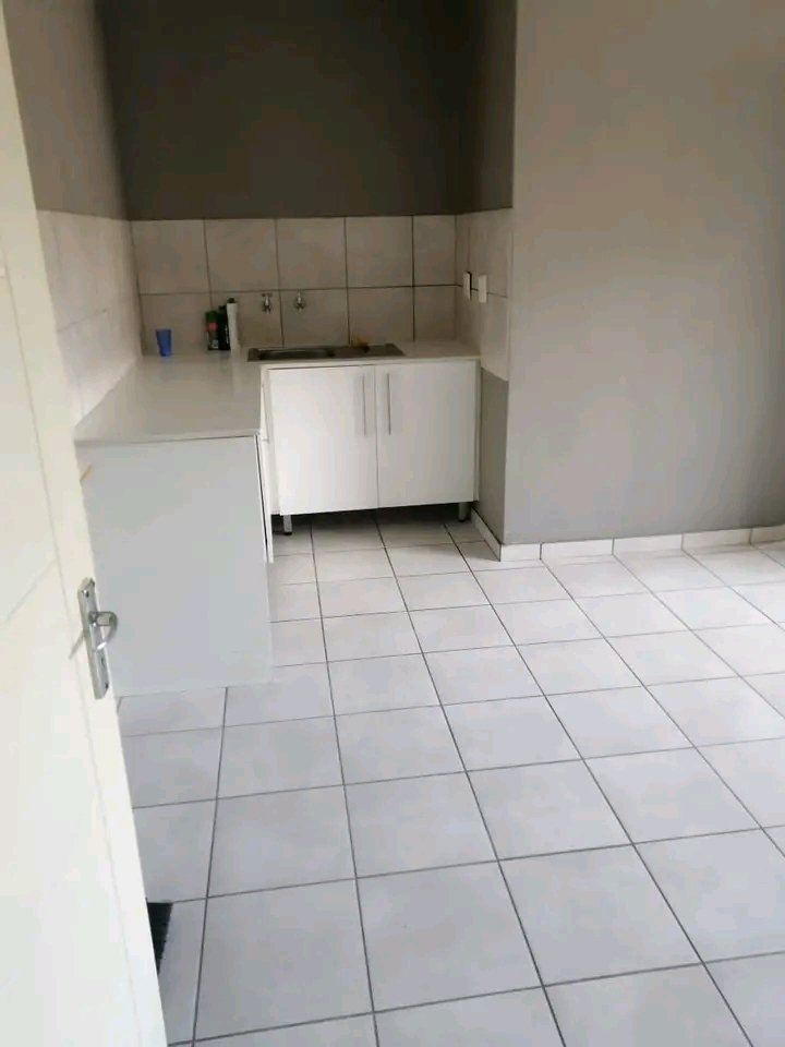 Bachelor s unit in ext9. it s available on th  in Cosmo City
