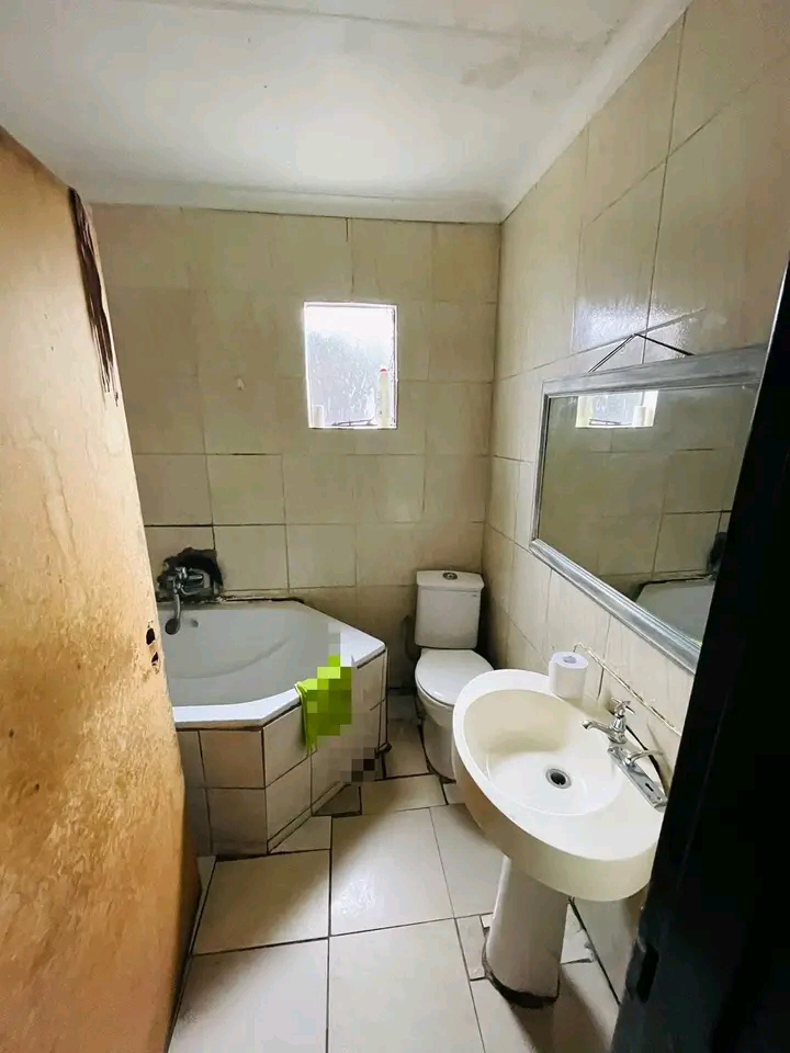 2 bedroom cottage with wardrobe, which kitche  in Norkem Park