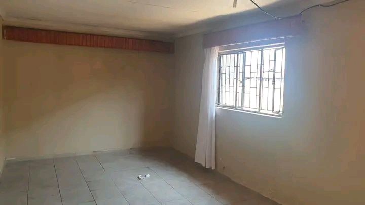The are 2 single rooms available in mailula e  in Vosloorus