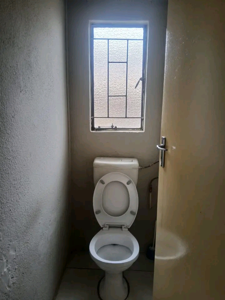 House to rent
2 bedroom and 1 bathroom  
eb  in Ebony Park