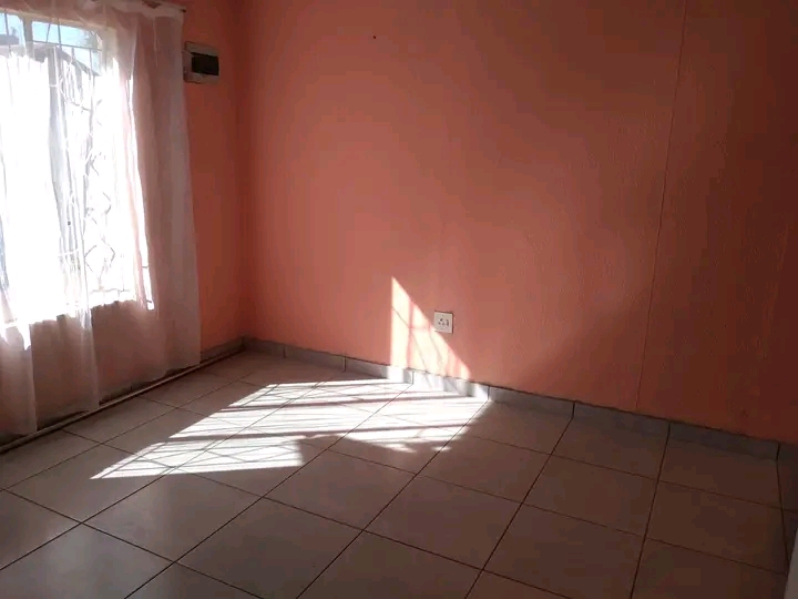 Bachelor unit available for rental at ponong   in Vosloorus