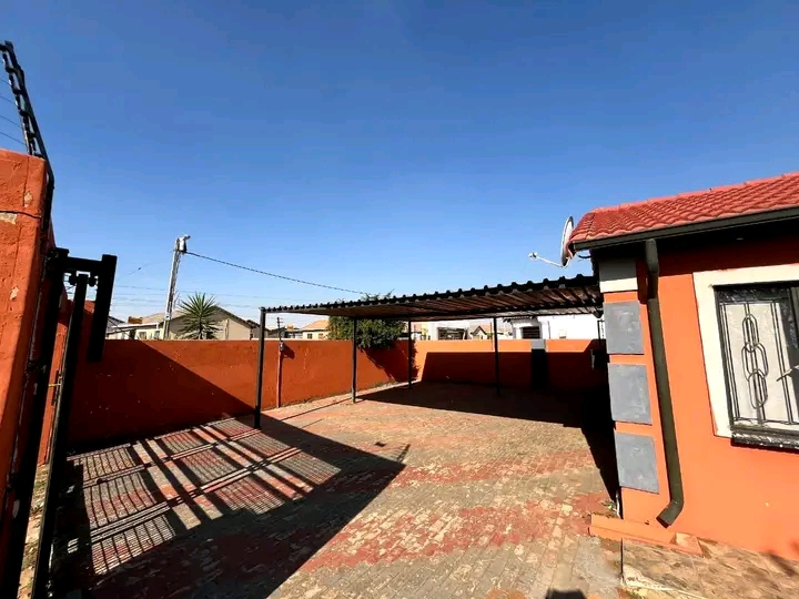 Neat & clean 3 bedroom house available immedi  in Windmill Park
