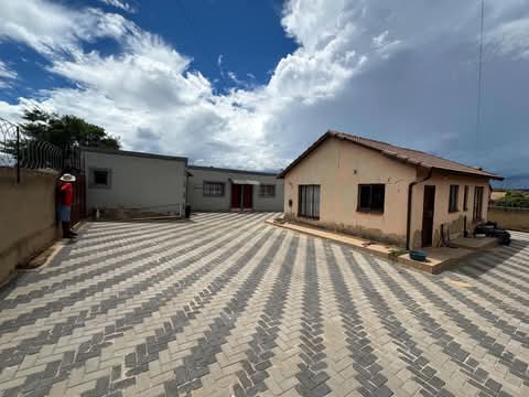 2 bedroom house coming with a  fitted kitchen  in Norkem Park