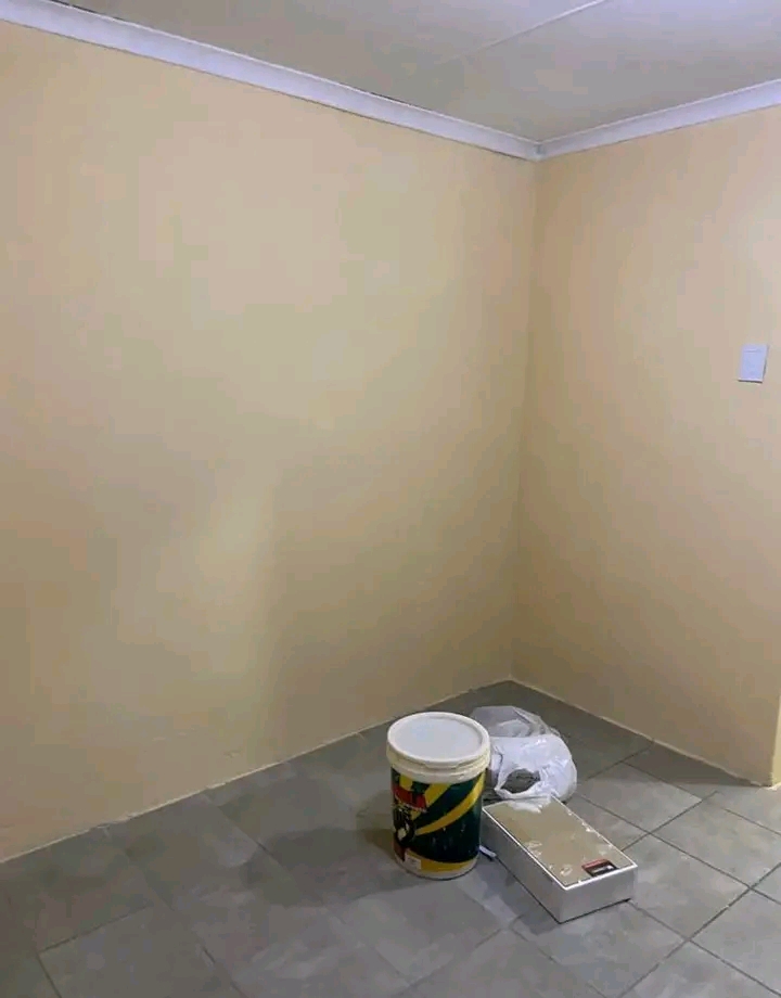 Bachelor room available immediately 
include  in Clayville