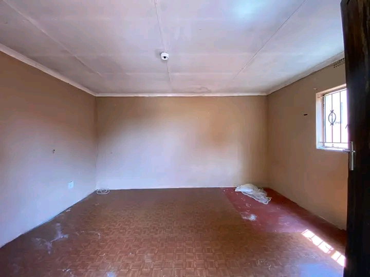 Big room to rent in phase 1. available immedi  in Alexandra