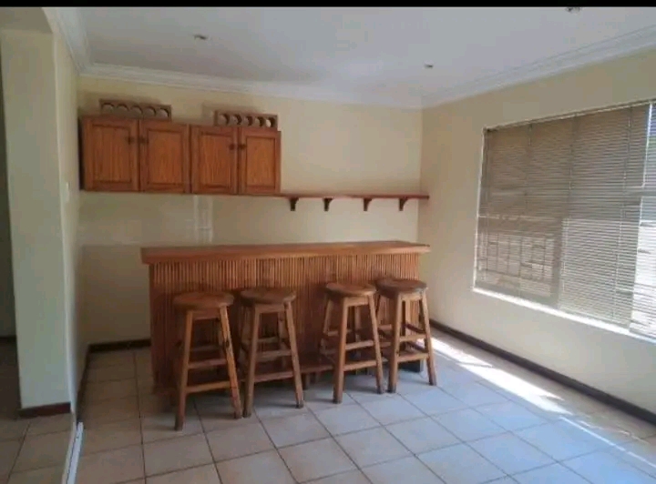 Spacious 4-bedroom home for rent – strubenv  in Roodepoort