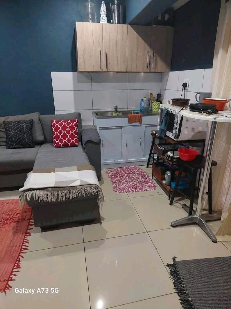 2 bedroom cottage rental 
**available from t  in Clayville