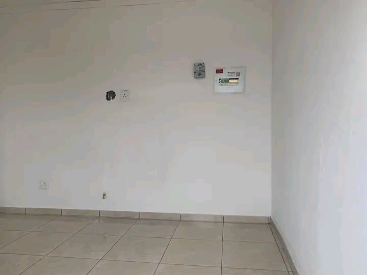 Bachelor units available in ext 31 from 1 aug  in Roodekop
