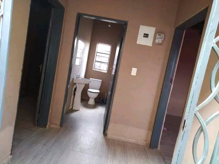 1 room to rent in ext2 for r1000. the rooms a  in Moleleki