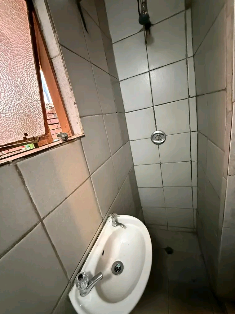 Cottage available in 3rd avenue corner 1st pl  in Bezetenhoud valley