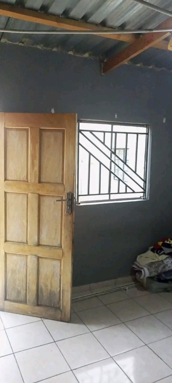 Standard room available at zone 6 rent r1000*  in Meadowlands