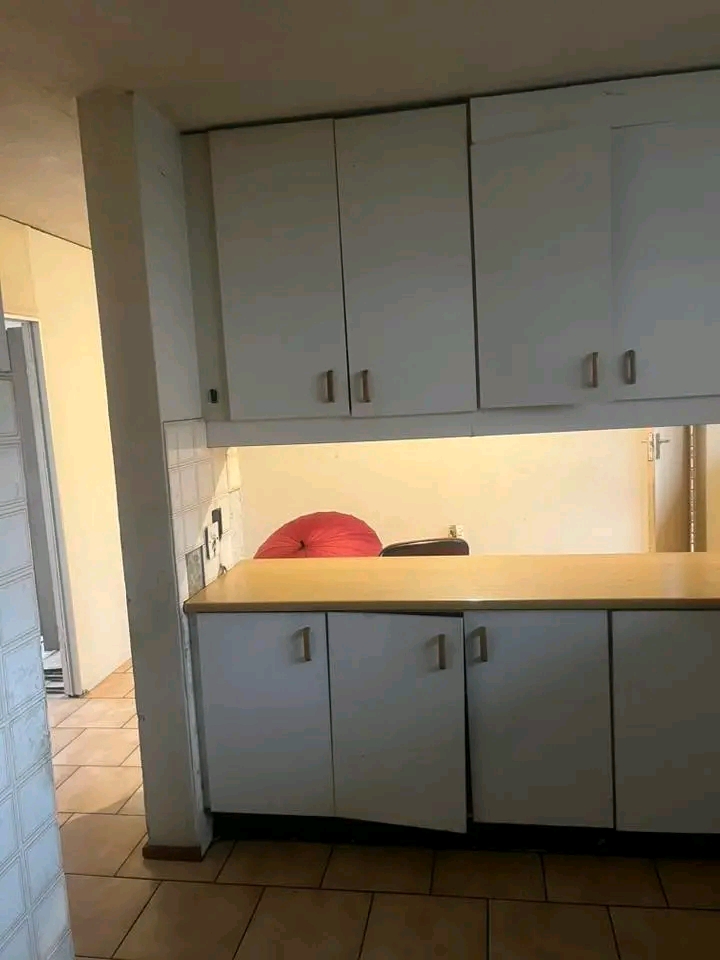 1 room in a 3 bedroom apartment available on in Randburg