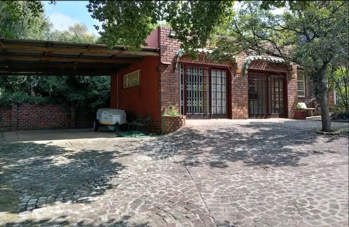 2 bedroom cottage to let 
r5000p/m 
occupat  in Mulbarton