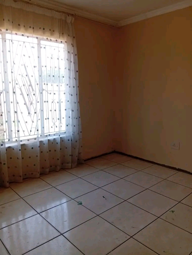 3 bedrooms house with a fitted kitchenette, f  in Tembisa
