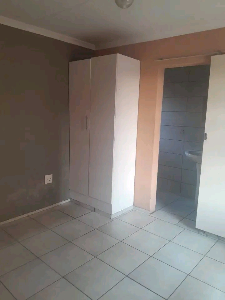 Bachelor to let comes with kitchen cupboards,  in Birch Acres