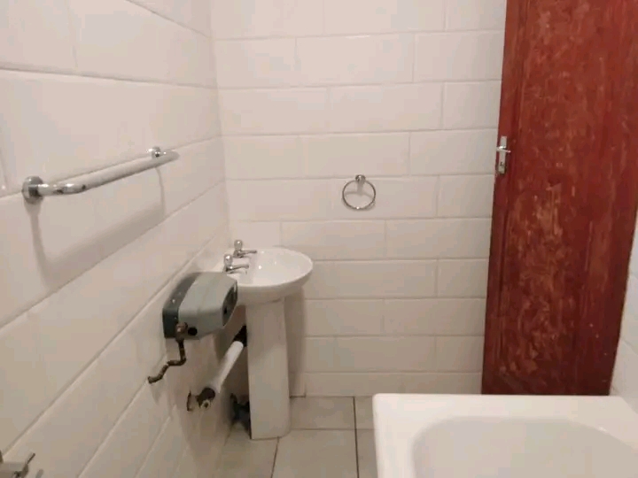 Newly renovated 2 bedroom apartment
can acco  in Yeoville
