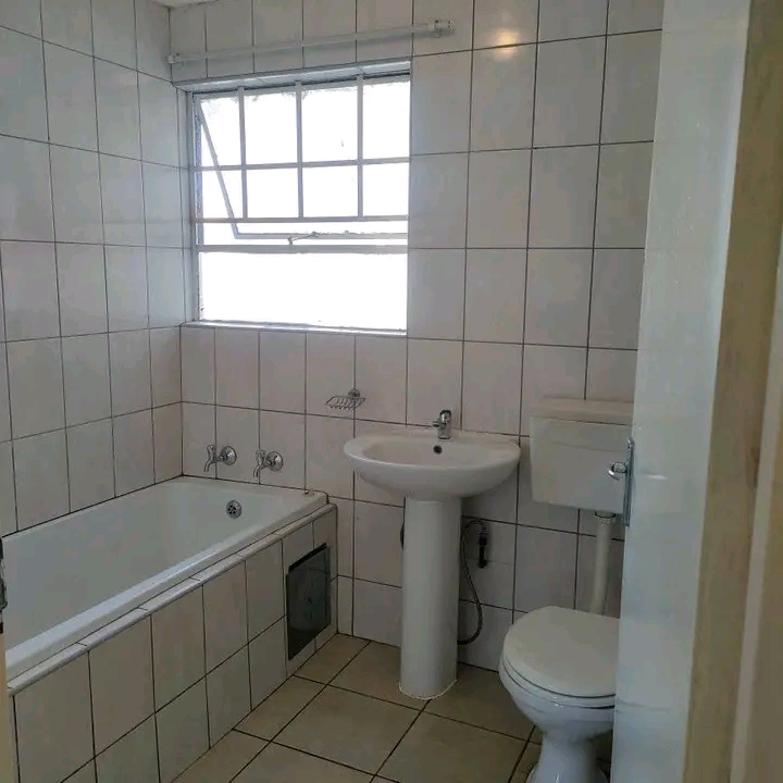 Hi there, i m looking for a flat mate(female)  in Kempton Park