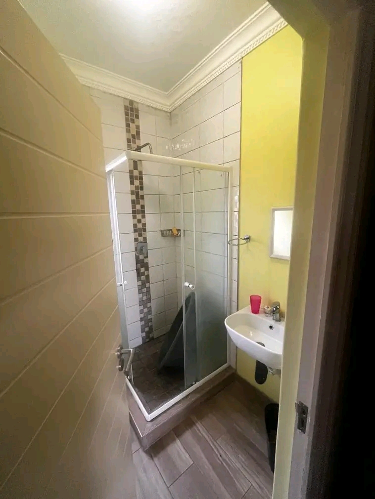 Bachelor available in ext 10
rent r4400
com  in Cosmo City