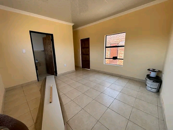 En-suite room available in phase 2, g-west se  in Braamfischer