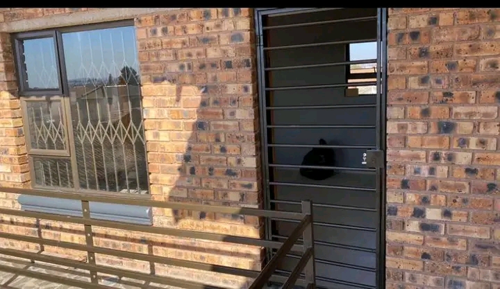 🏠en suit room situated above ground level   in Protea Glen